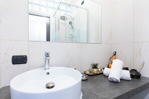 Standard Double Room | Bathroom | Shower, rainfall showerhead, free toiletries, hair dryer - Città Studi Suites - Top Collection (Milan)