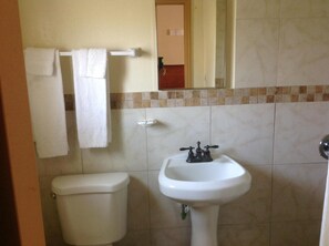 Shower, towels - Sunshine Inn of Daytona Beach (Daytona Beach)