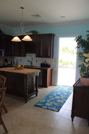 Full-sized fridge, microwave, oven, stovetop
