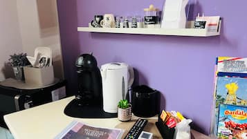 Dreibettzimmer | Italienische Bettbezüge von Frette, hochwertige Bettwaren, Schreibtisch