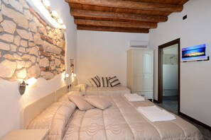 Kamar Triple | Seprai Frette Italia, seprai premium, meja kerja, dan tirai kedap cahaya