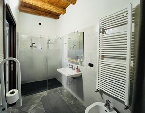 Habitación triple | Baño | Regadera, regadera tipo lluvia, amenidades de baño gratuitas 