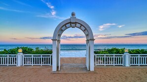 A beachside archway with a view of the ocean. - Mayfair Palm Beach Resort  (Brahmapur)