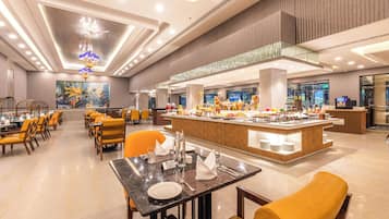 حيث تُقدم وجبات الإفطار، الغداء، العشاء، الأطباق العالمية