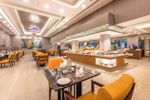 Breakfast, lunch, dinner served; international cuisine  - Mayfair Palm Beach Resort  (Brahmapur)