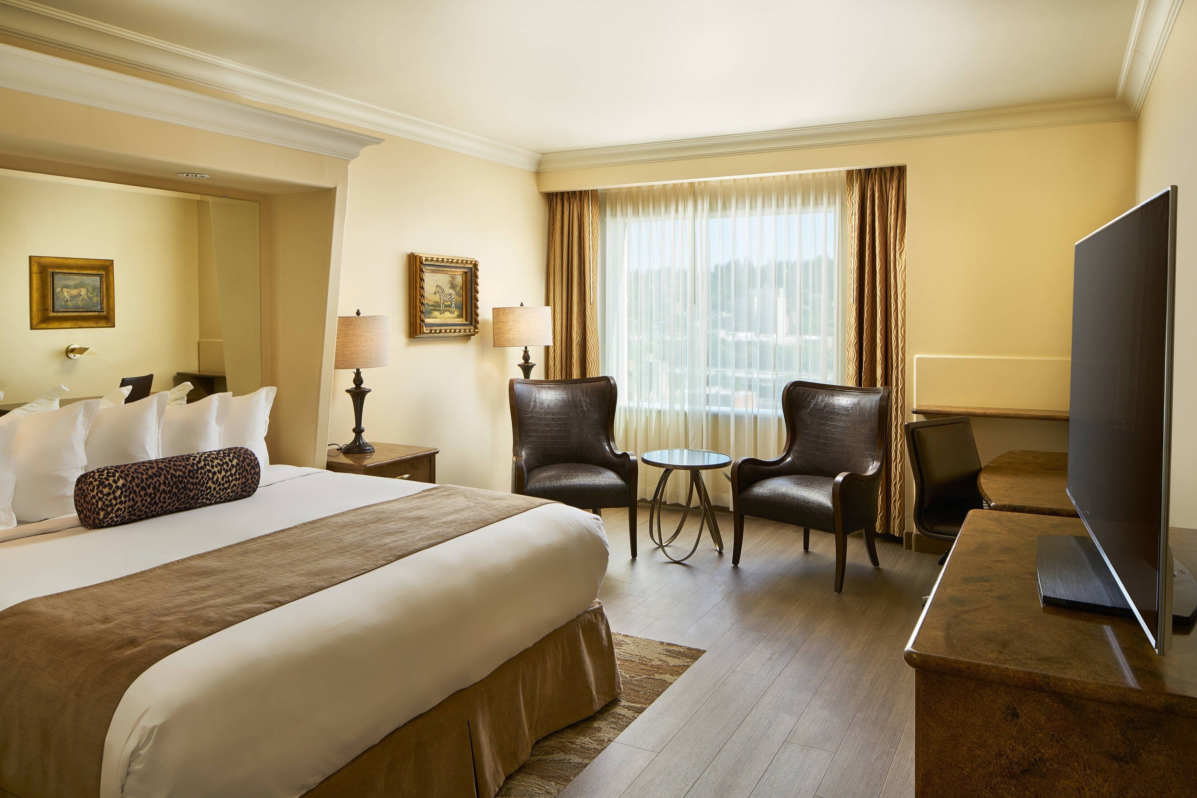 frette italian sheets, premium bedding, in-room safe, desk