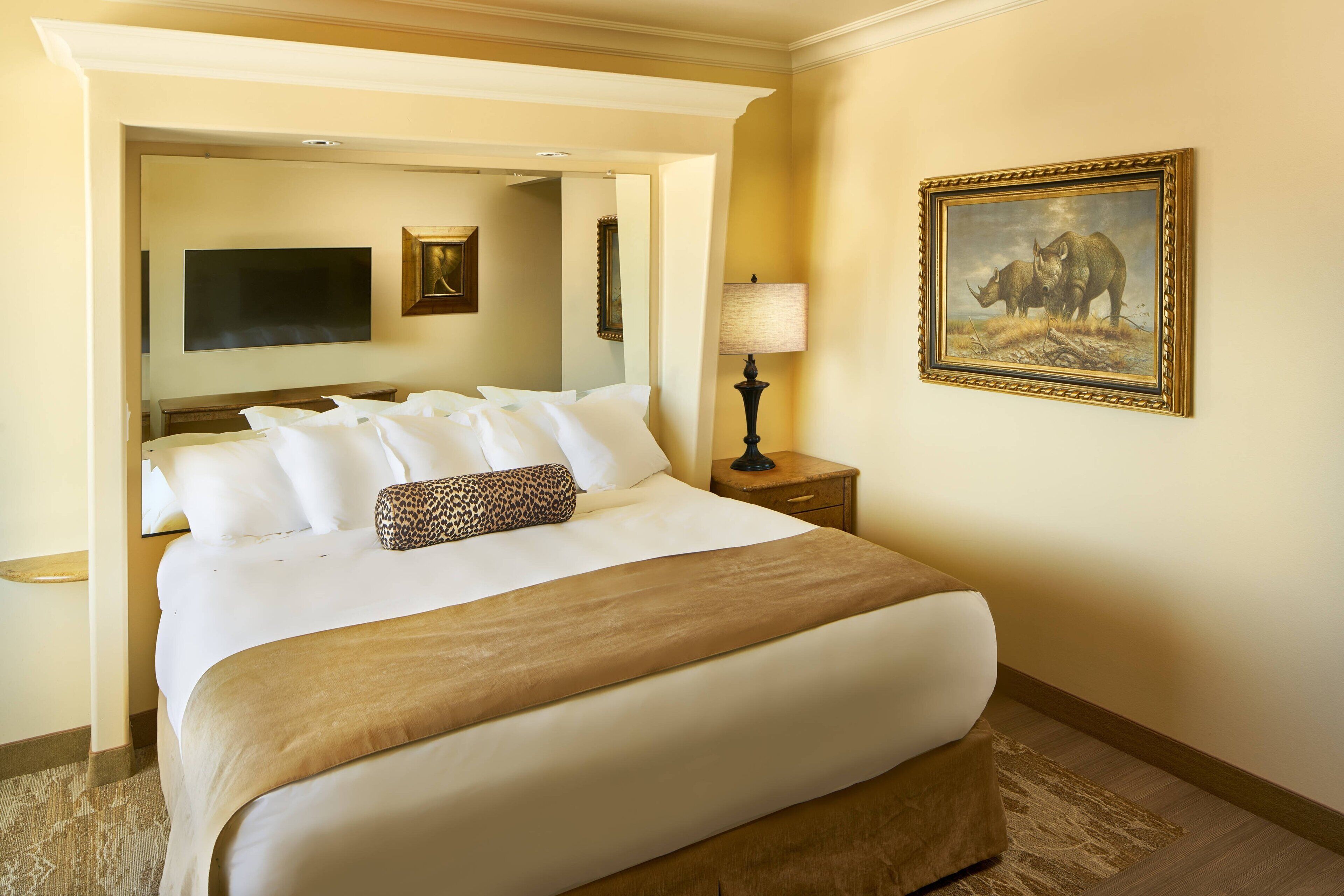 frette italian sheets, premium bedding, in-room safe, desk