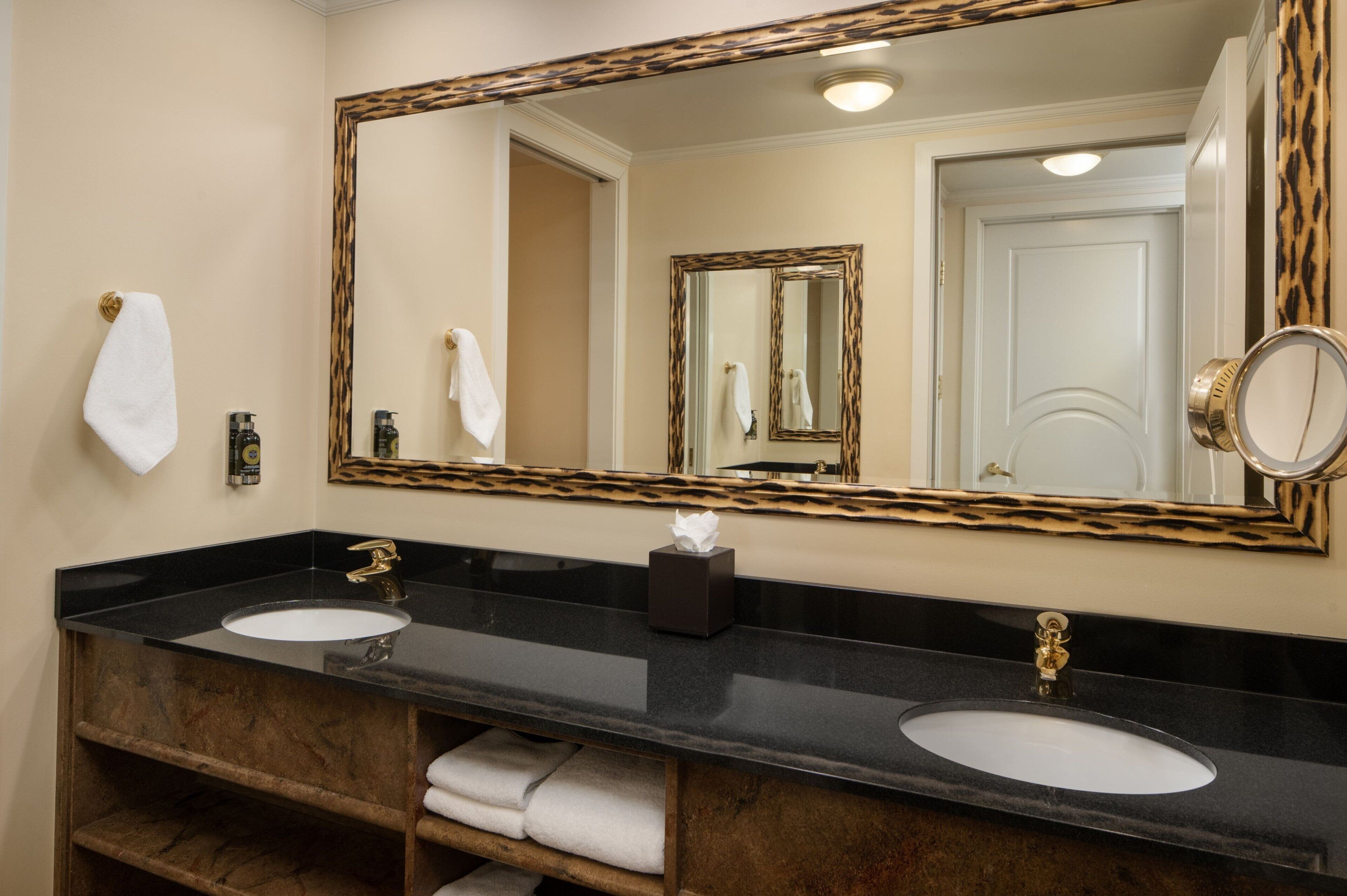 frette italian sheets, premium bedding, in-room safe, desk