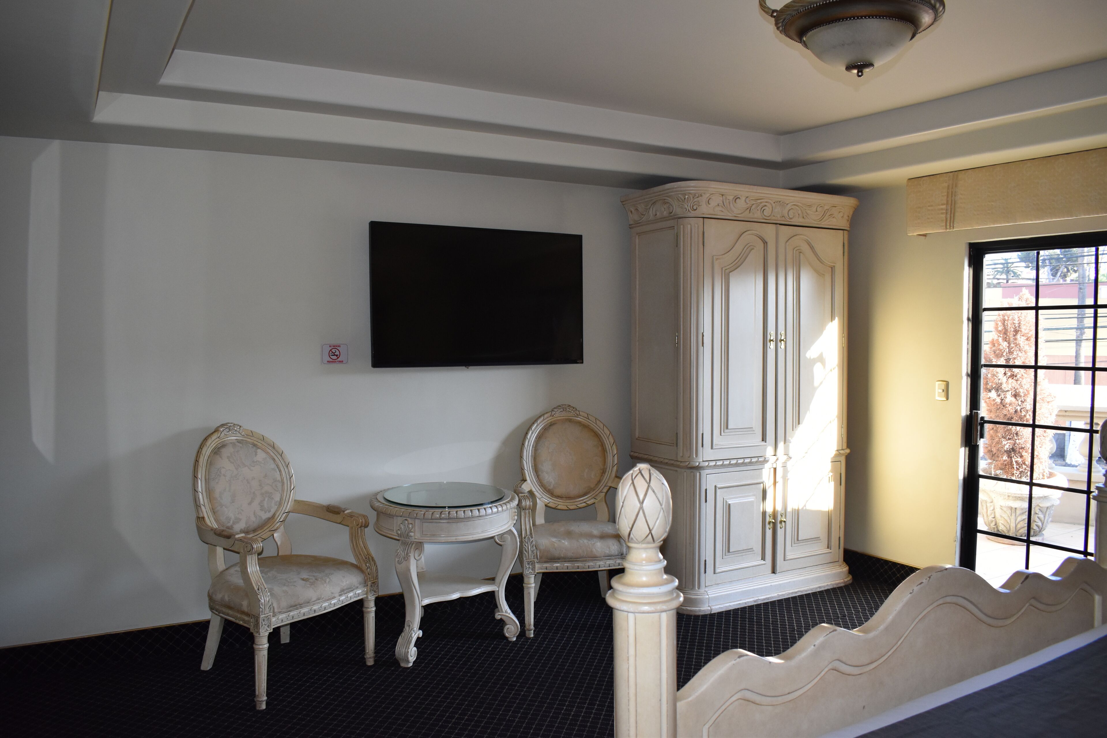 Ropa de cama de alta calidad y caja de seguridad en la habitación 