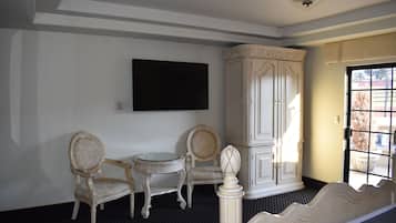 Ropa de cama de alta calidad y caja de seguridad en la habitación