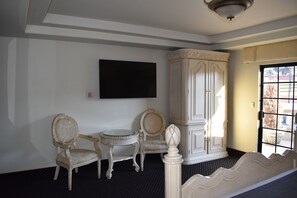 Suite | Premium bedding, in-room safe, laptop workspace, free WiFi