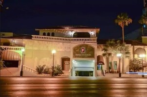 Fachada de la propiedad por la tarde o noche