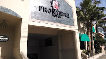 Vista frontal de la propiedad