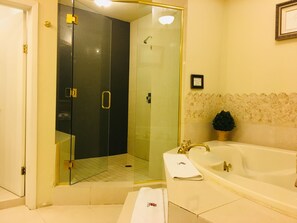 Suite | Bathroom | Shower, free toiletries, hair dryer, towels - Hotel Frontiere (Tijuana)