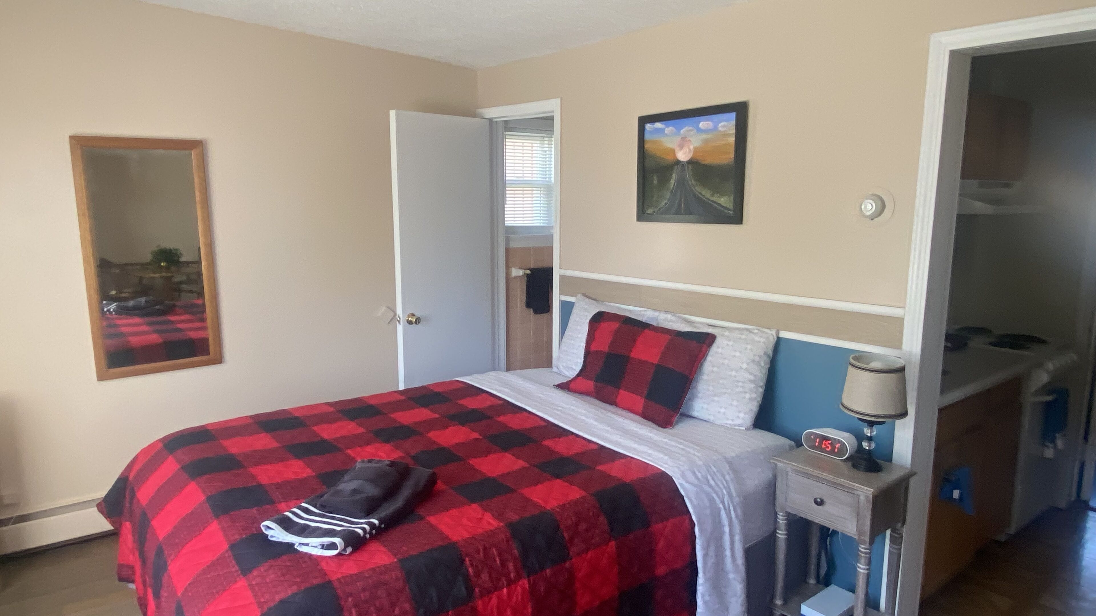 Junior Apartment, 2 Queen Beds, Kitchenette, Partial Lake View