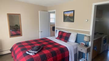 Junior Apartment, 2 Queen Beds, Kitchenette, Partial Lake View