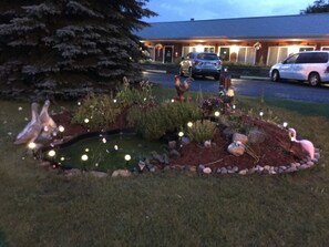 Un jardín con diversas plantas e iluminación decorativa.