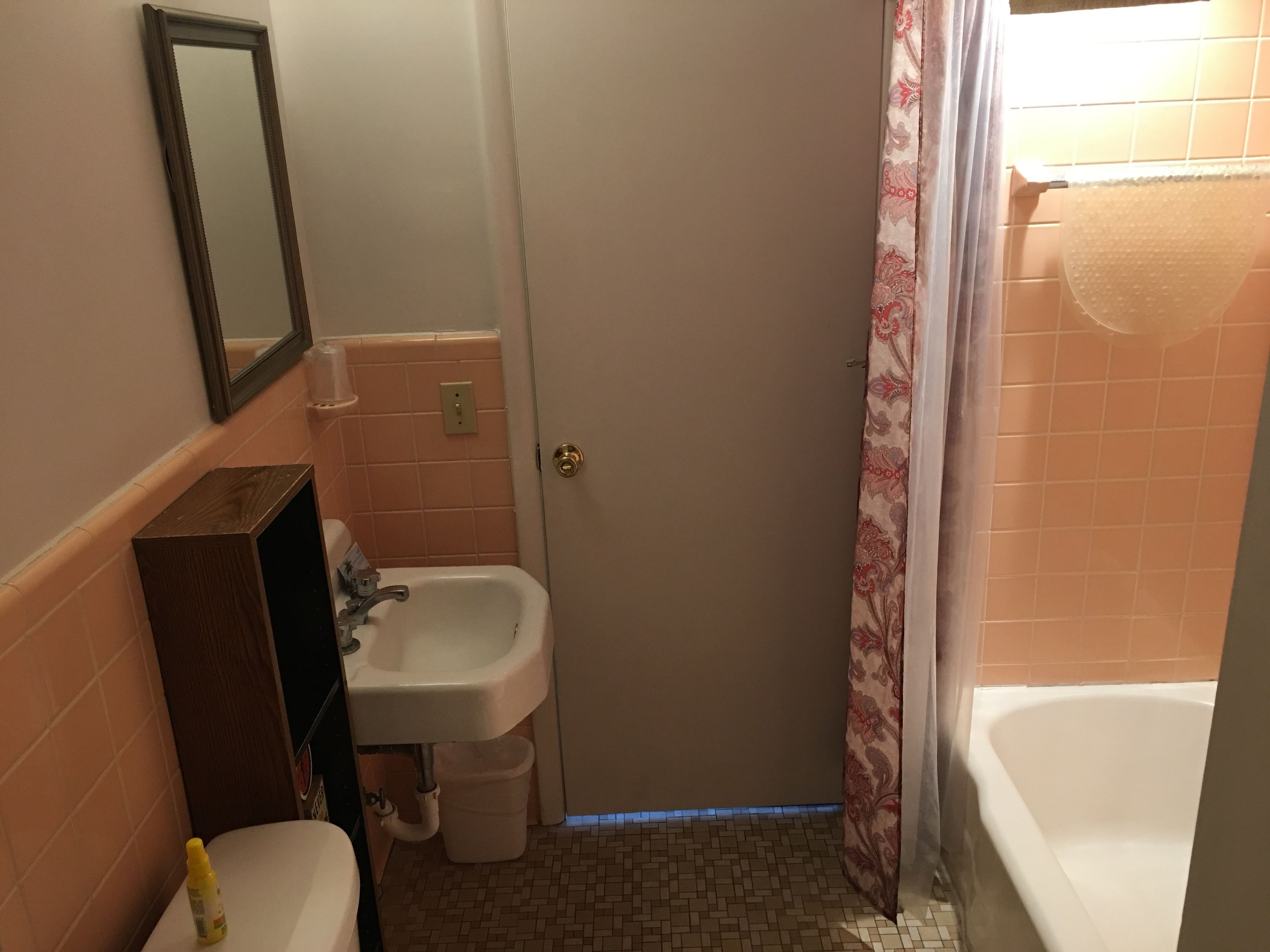Une salle de bain avec un lavabo, des toilettes et une baignoire.
