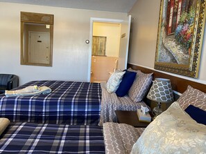 Comfort-Doppelzimmer, 2 Doppelbetten, Kühlschrank und Mikrowelle, eingeschränkter Seeblick