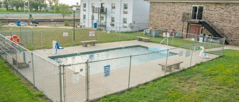 Piscine extérieure en saison