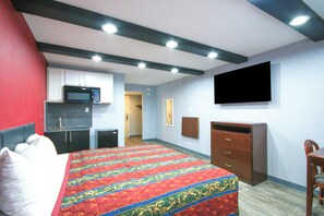 Rom, 1 kingsize-seng, ikke-røyk, tekjøkken | Skrivebord, strykejern/-brett, wi-fi (inkludert) og sengetøy