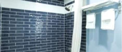 Regadera, amenidades de baño gratuitas, secadora de cabello, toallas