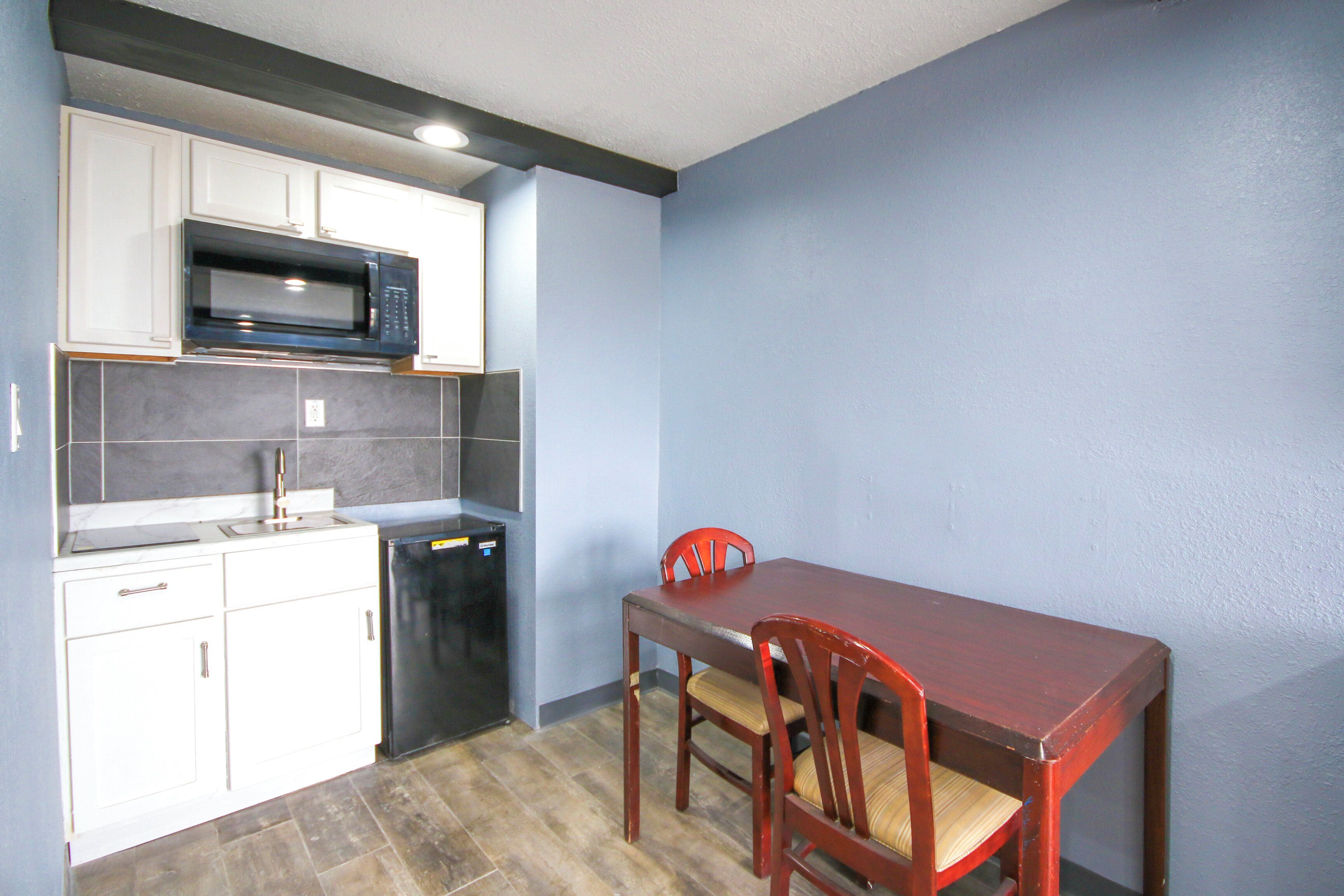 Escritorio, tabla de planchar con plancha, wifi gratis y ropa de cama 