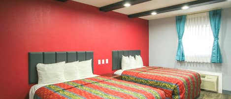 Escritorio, tabla de planchar con plancha, wifi gratis y ropa de cama