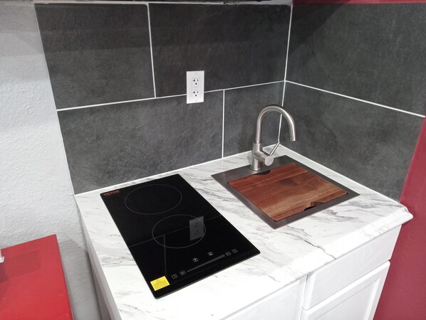 Réfrigérateur, micro-ondes, cafetière/bouilloire, bouilloire électrique