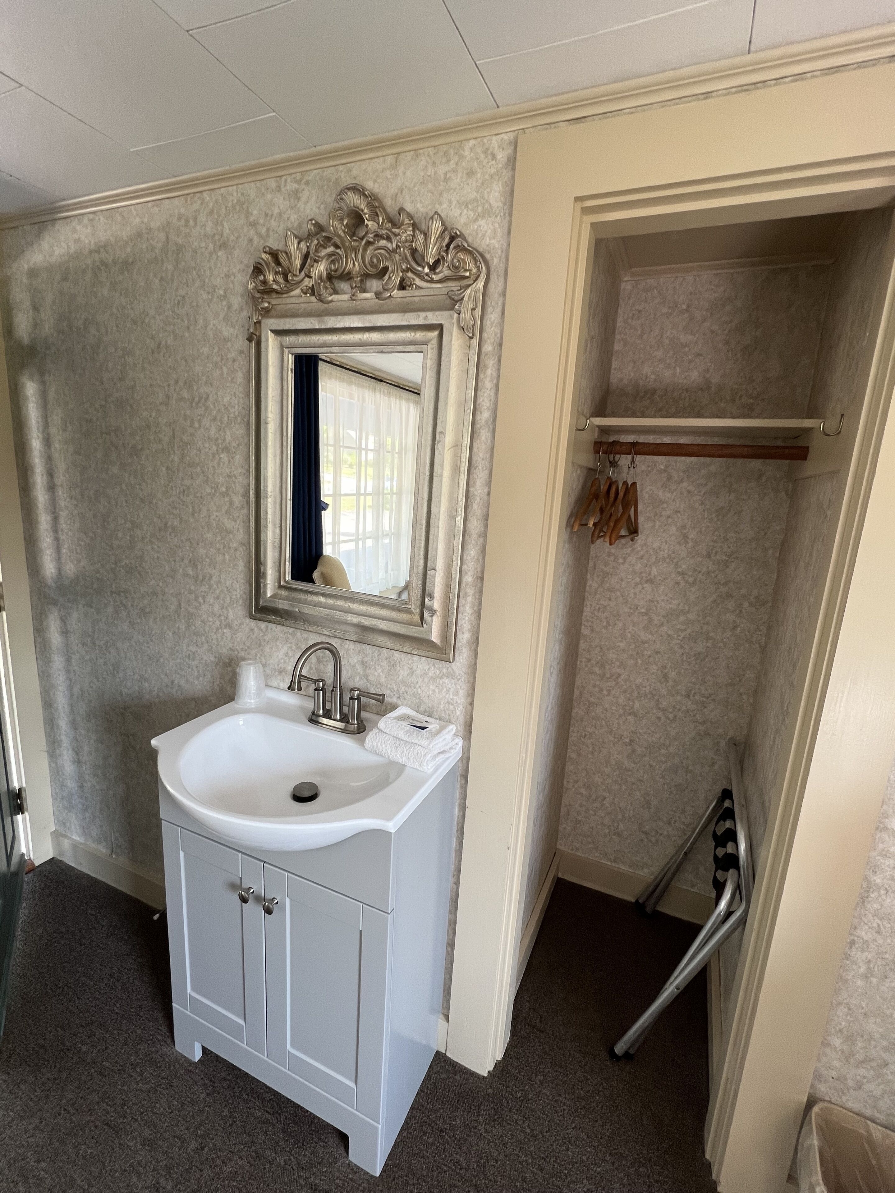 room, 1 queen bed | free wifi, bed sheets