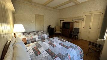 Quarto casal, 2 camas de casal | Wi-Fi de cortesia, roupa de cama