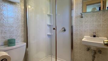Zimmer, 1 Queen-Bett | Badezimmer