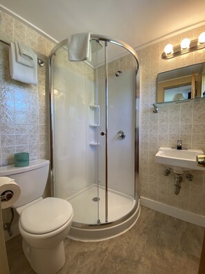 Room, 1 Queen Bed | Bathroom | Free toiletries, hair dryer, towels - School House Inn (North Conway)