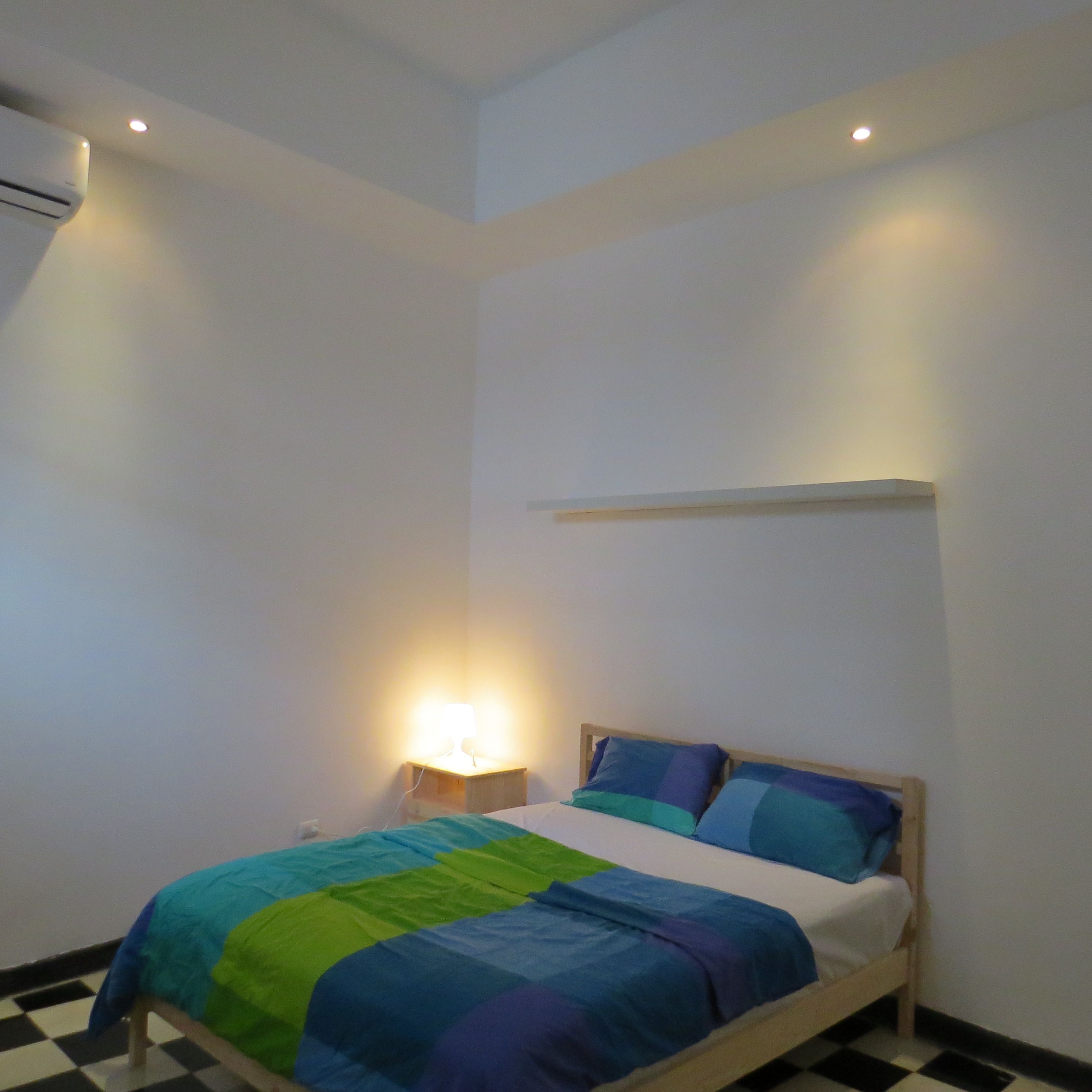 Private Room Queen Bed Private Bath | 房內夾萬、免費 Wi-Fi、床單