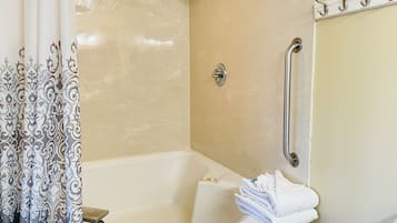 Jacuzzi Hot Tub Room | Bathroom | Free toiletries, hair dryer