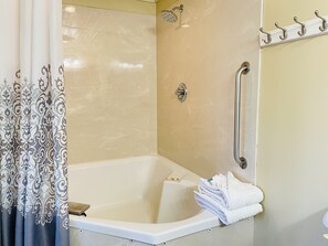 Phòng, 1 giường cỡ king | Phòng tắm | Đồ dùng nhà tắm miễn phí, máy sấy tóc 