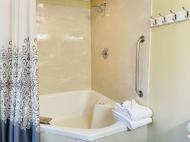 Jacuzzi Hot Tub Room | Bathroom | Free toiletries, hair dryer