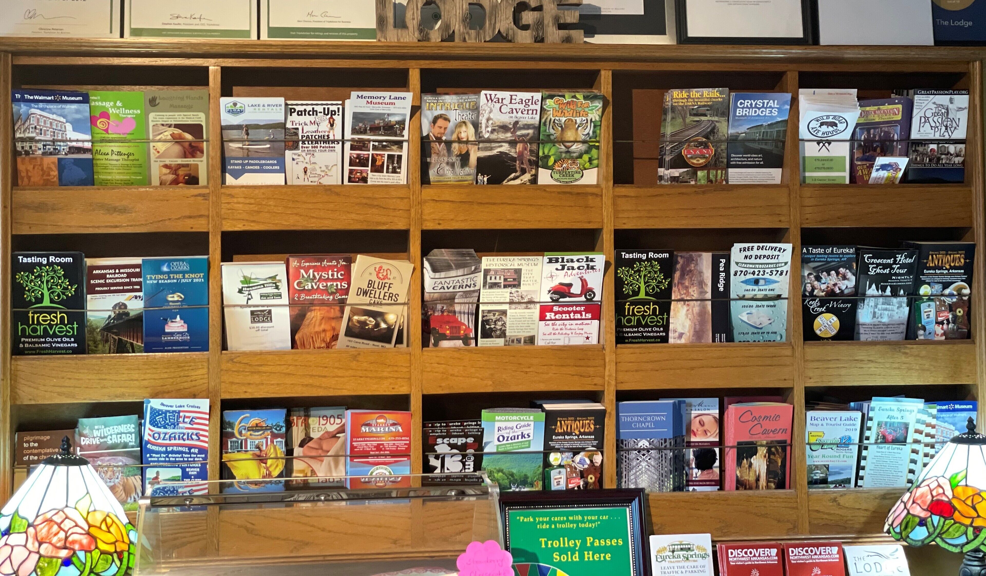 Ein Buchladen mit einer Auswahl an Reiseführern und Büchern über die Region.