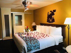 Jacuzzi Hot Tub Room | Iron/ironing board, free WiFi, bed sheets - The Lodge (Eureka Springs)
