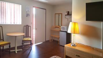 Classic Room, 1 Queen Bed | Individually decorated, iron/ironing board, free WiFi, bed sheets
