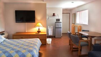 Classic Triple Room | Individually decorated, iron/ironing board, free WiFi, bed sheets