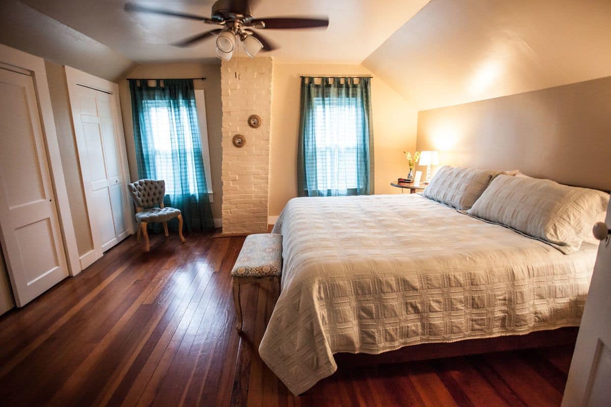 Traditional Room, 1 King Bed (Lafayette) | Premium bedding, desk, iron/ironing board (on request), WiFi (free)