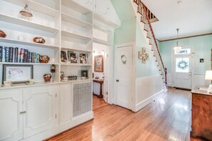 Fridge, microwave, oven, coffee/tea maker - T'Frere's House (Lafayette)