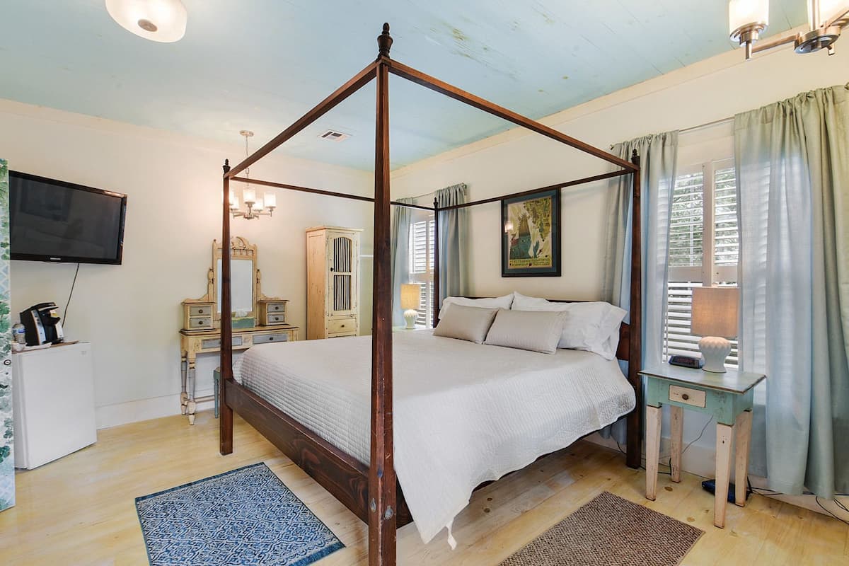 Comfort Cottage, 1 King Bed (Bouree) | Premium bedding, desk, iron/ironing board (on request), WiFi (free)