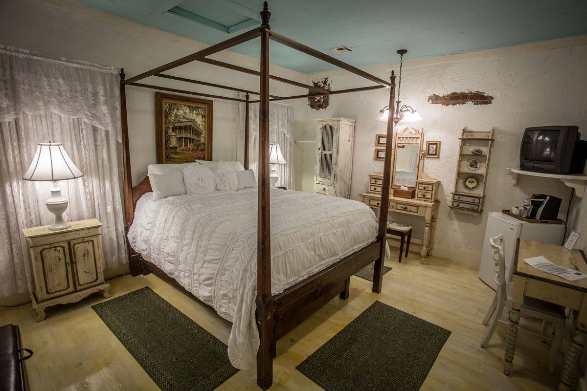 Comfort Cottage, 1 Queen Bed (Fais Do Do) | Premium bedding, desk, iron/ironing board (on request), WiFi (free)
