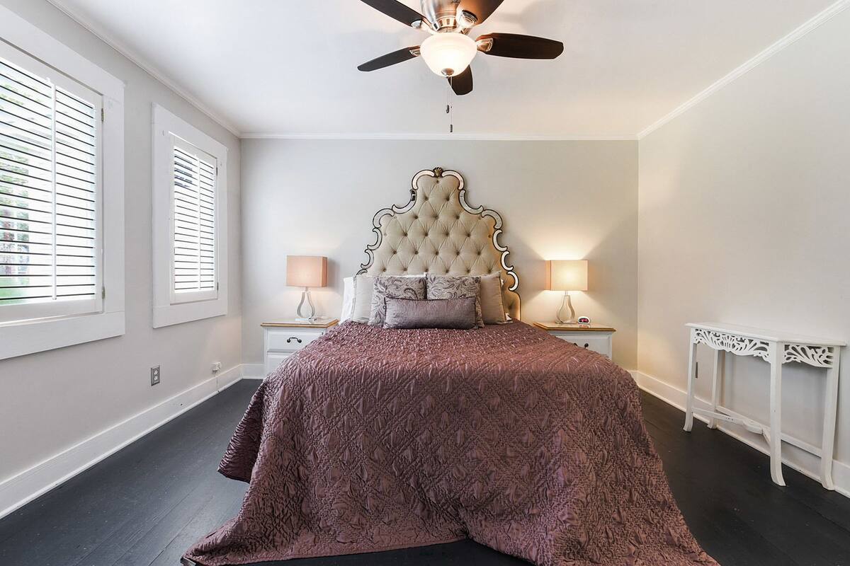 Executive Room, 1 Queen Bed (Mardi Gras) | Premium bedding, desk, iron/ironing board (on request), WiFi (free)