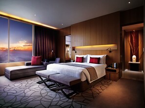 Minibar, in-room safe, desk, iron/ironing board - Resorts World Genting - Highlands Hotel (Genting Highlands)