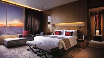 Minibar, in-room safe, desk, iron/ironing board