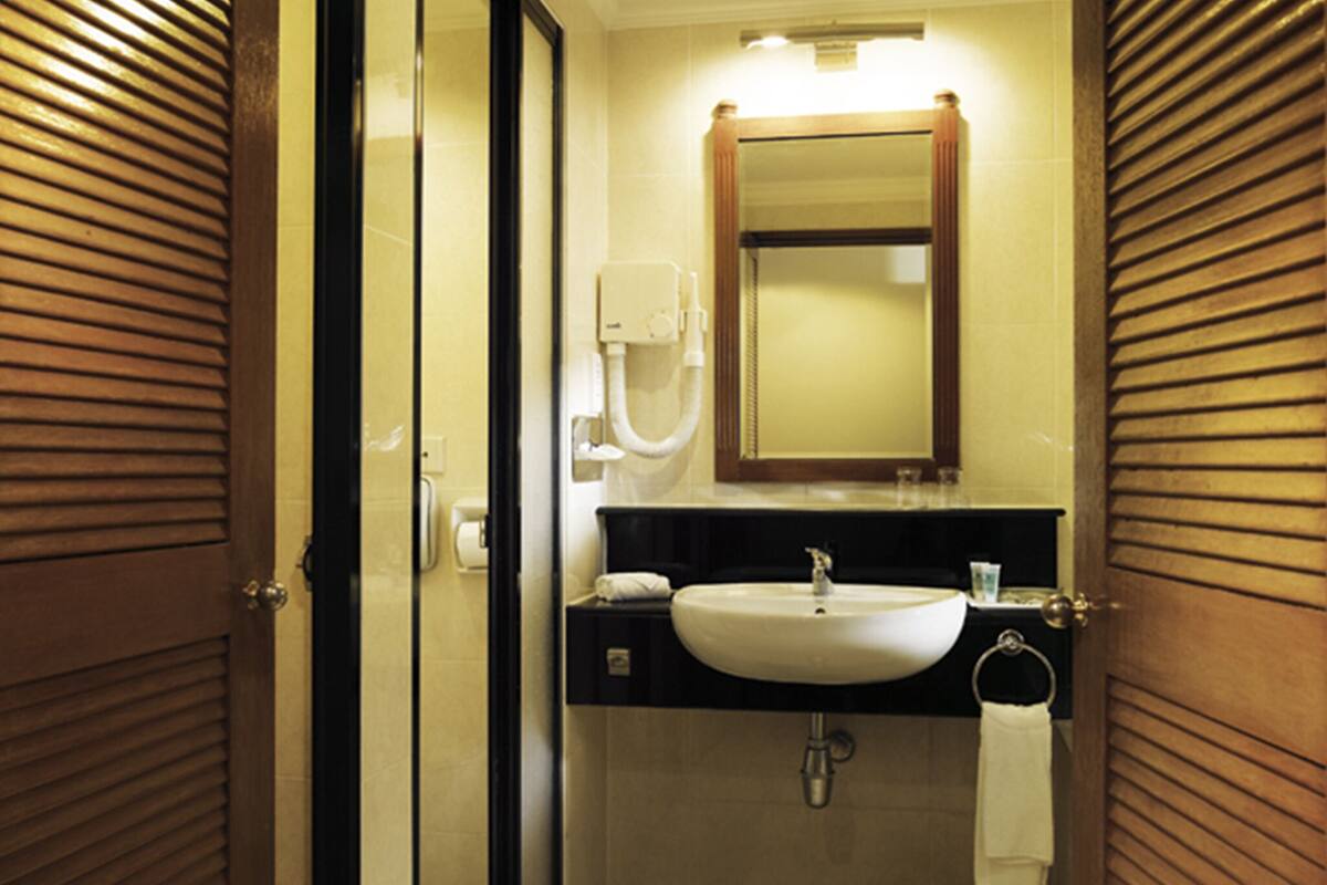 deluxe room | minibar, in-room safe, desk, iron/ironing board