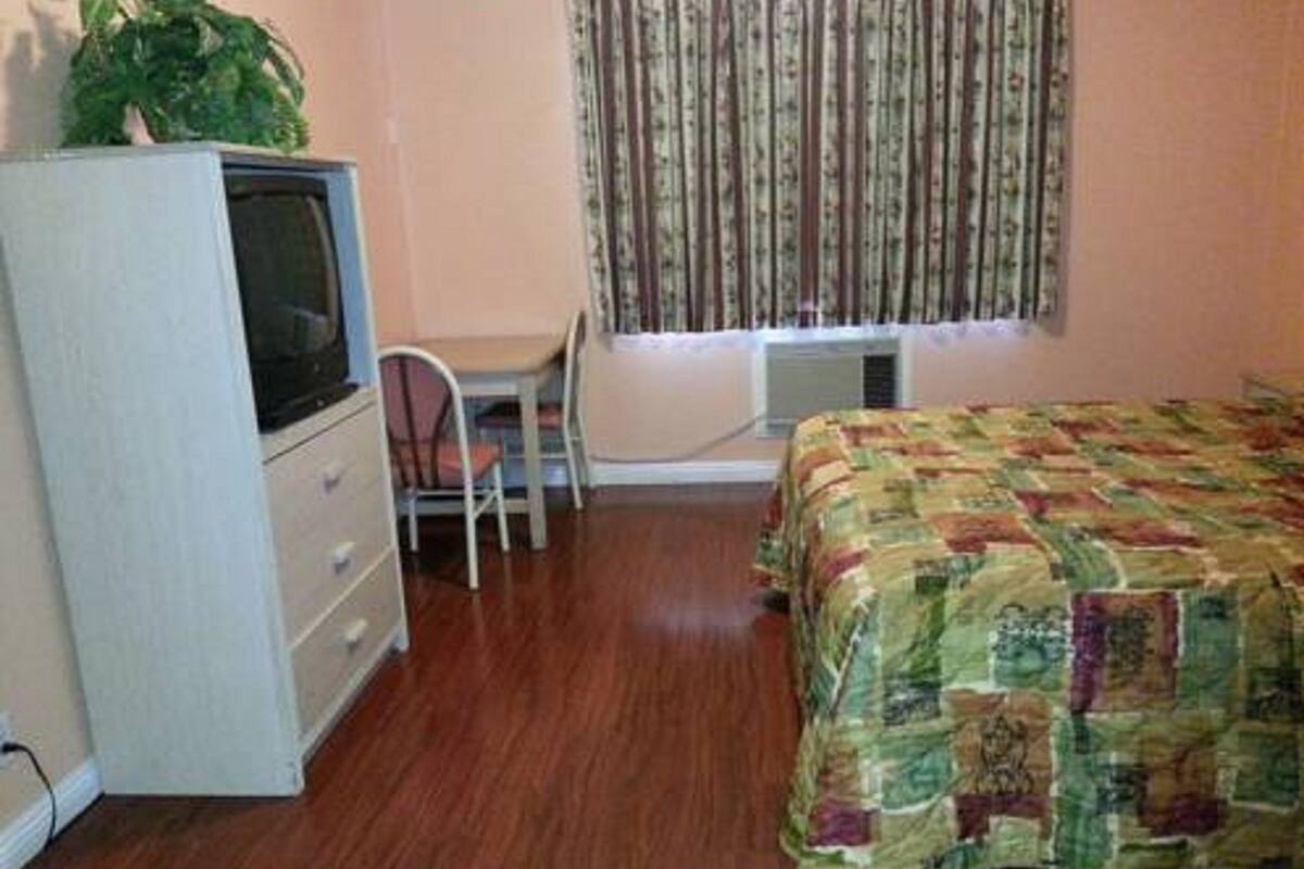 Basic Room, 1 King Bed, Smoking